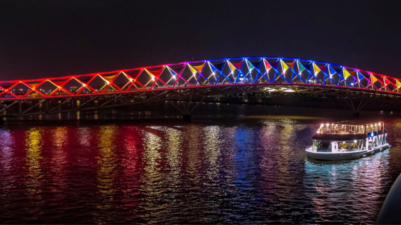 તમને જણાવી દઈએ કે, વડાપ્રધાન નરેન્દ્ર મોદી દ્વારા સ્વપ્ન હતું કે, સાબરમતી નદીમાં ક્રૂઝ રેસ્ટોરાં બને અને સહેલાણી અને નાગરિકોને આવી ક્રૂઝ રેસ્ટોરાંની મજા માણવા બહાર ન જવું ન પડે. આજે મોટી સંખ્યામાં લોકો આ કુઝની મુલાકાત લે છે.