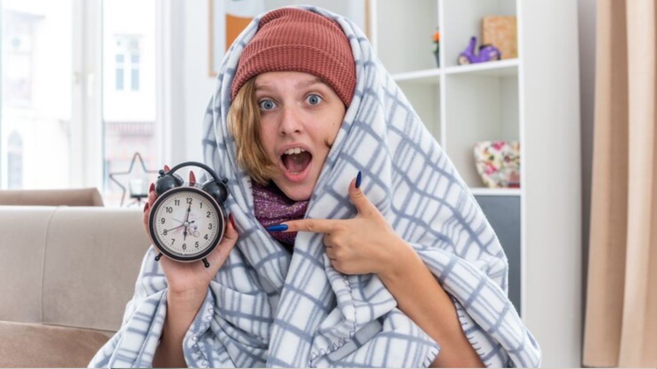 શરીરની આ આંતરિક ઘડિયાળ દર 24 કલાકે ફરે છે. આનો અર્થ એ છે કે જો તમે તમારી જાતને નિયમિત સમયે જાગવાની આદત બનાવી છે, તો શરીર આપોઆપ તે જ સમયે જાગવાનો પ્રયાસ કરે છે. જો સવારે 7 વાગ્યાનું એલાર્મ સેટ કરેલ હોય, તો શરીર તે સમયની આસપાસ જાગવા માટે તૈયાર થઈ જાય છે અને તેથી જ તમે એલાર્મ વાગ્યાના 5 મિનિટ પહેલા જ જાગી જાઓ છો.