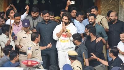 તેલુગુ ફિલ્મના સુપરસ્ટાર અને પુષ્પા 2 ફિલ્મના હીરો અલ્લુ અર્જુનની શુક્રવારે હૈદરાબાદ પોલીસે ધરપકડ કરી હતી. હૈદરાબાદના સંધ્યા થિયેટરમાં ફિલ્મ પુષ્પા-2ના સ્ક્રિનિંગ દરમિયાન થયેલી નાસભાગના કેસમાં અભિનેતાની ધરપકડ કરવામાં આવી હતી.