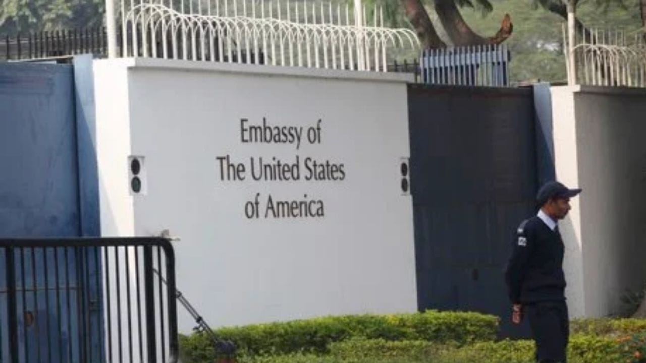 રાજદૂતોનો પગાર તેમને જે દેશ મોકલે છે તેના દૂતાવાસ અને વિદેશ મંત્રાલય દ્વારા ચૂકવવામાં આવે છે. આ પગાર દેશની સરકારની નાણાકીય નીતિઓ, રાજદ્વારી પરિસ્થિતિ અને સામાન્ય રીતે ફિક્સ પગાર ધોરણના આધારે નક્કી કરવામાં આવે છે.