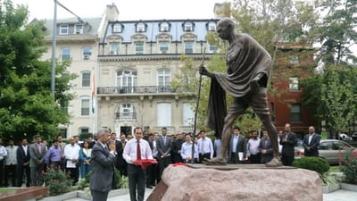 જ્યારે આપણે વિદેશ નીતિ અને કૂટનીતિની વાત કરીએ છીએ ત્યારે વિવિધ દેશોના રાજદૂતો અને દૂતાવાસના કર્મચારીઓનું વિશેષ યોગદાન હોય છે. તેઓ તેમના દેશનું પ્રતિનિધિત્વ કરે છે અને અન્ય દેશો સાથે રાજકીય, આર્થિક અને સાંસ્કૃતિક સંબંધોને મજબૂત કરવા માટે કામ કરે છે. 