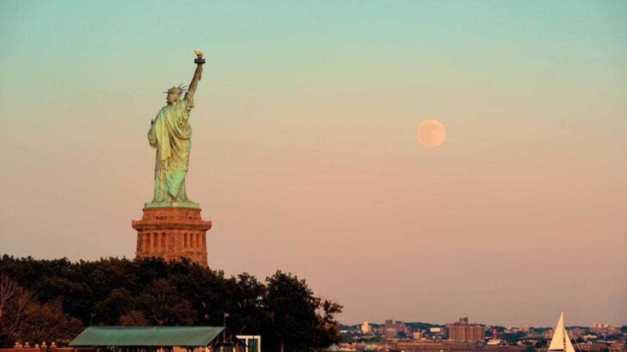 આ ઉપરાંત છઠ્ઠા ક્રમે યુનાઈટેડ સ્ટેટ્સ ઓફ અમેરિકા આવે છે. અમેરિકાની માથાદીઠ જીડીપી 85,370 ડોલર છે. ત્યાર બાદ આઇસલેન્ડ, કતાર, મકાઉ SAR અને ડેનમાર્ક આવે છે. જે માથાદીઠ જીડીપી મામલે સૌથી અમીર દેશો છે. 