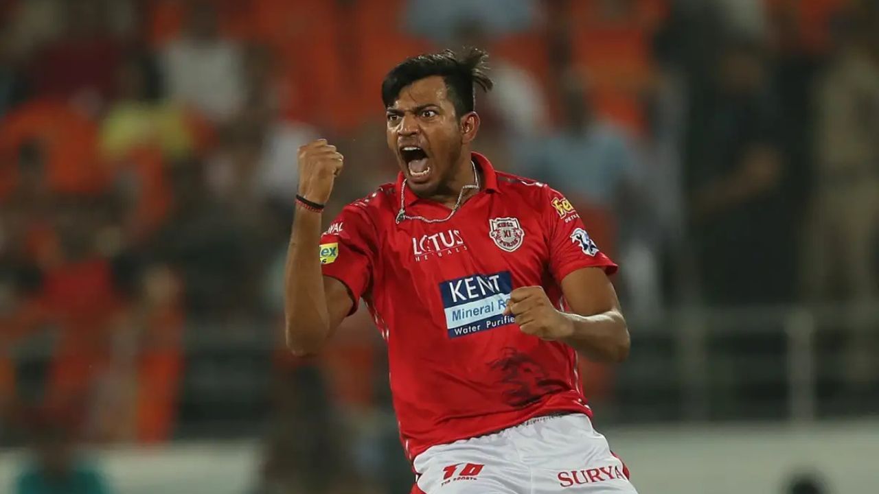 31 વર્ષના ફાસ્ટ બોલર અંકિત રાજપૂતે અચાનક ભારતીય ક્રિકેટમાંથી નિવૃત્તિની જાહેરાત કરી છે. ઉત્તર પ્રદેશ માટે ડોમેસ્ટિક ક્રિકેટ રમનાર અંકિત રાજપૂત તાજેતરમાં રણજી ટ્રોફીમાં રમતા જોવા મળ્યો હતો.