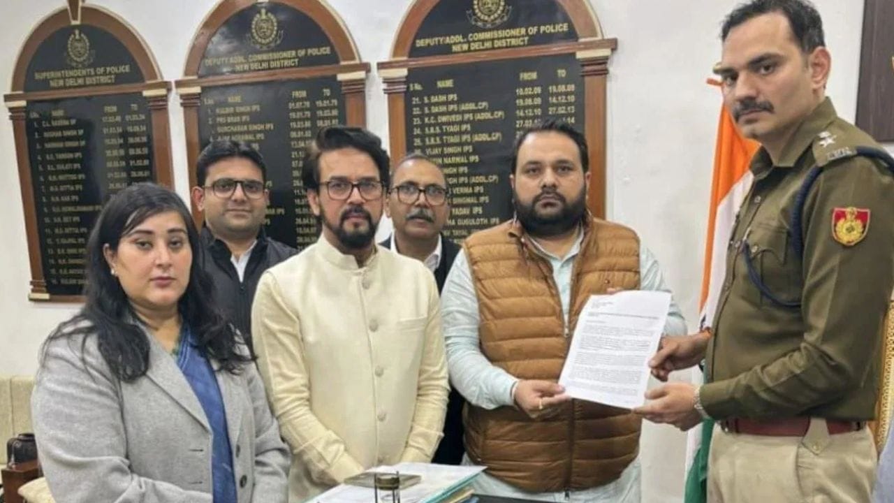 હવે આ મામલે અનુરાગ ઠાકુર અને બાંસુરી સ્વરાજ સહિત NDAના ત્રણ સાંસદોએ કોંગ્રેસ નેતા રાહુલ ગાંધી રાહુલ ગાંધી સામે ફરિયાદ નોંધાવી છે. રાહુલ ગાંધી પર ઇરાદાપૂર્વક શારીરિક હુમલો કરવાનો આરોપ લગાવાયો છે. 