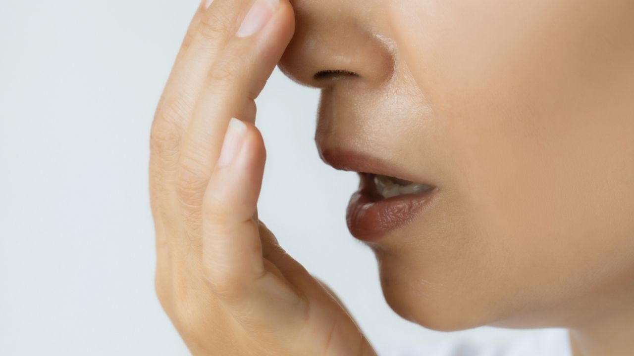 અમે તમને કેટલાક ઘરેલું ઉપાય જણાવવા જઈ રહ્યા છીએ. તેથી, જો તમે પણ શ્વાસની દુર્ગંધથી પરેશાન છો, તો અમારા દ્વારા ઉલ્લેખિત વસ્તુઓનો ઉપયોગ કરીને, તમે તમારા મોંમાંથી આવતી દુર્ગંધને પણ દૂર કરી શકો છો.