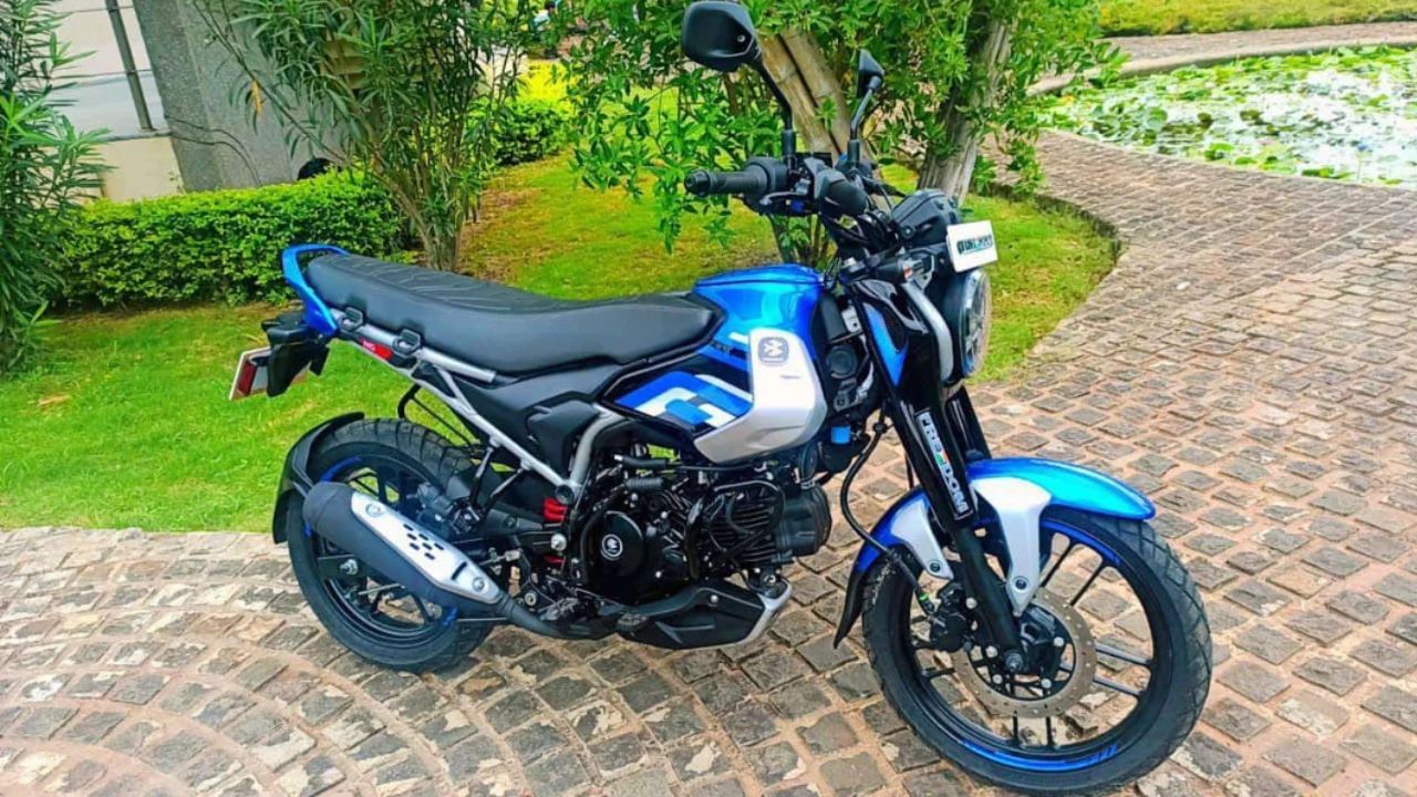 બજાજે Freedom 125 CNG બાઇકની કિંમતમાં 10,000 રૂપિયાનો ઘટાડો કર્યો છે. નવા વર્ષ પહેલા આ મોટો ઘટાડો ગણી શકાય. 95,000 રૂપિયા (એક્સ-શોરૂમ) માં લોન્ચ થયાના માત્ર 5 મહિના પછી આ બાઇક 10,000 રૂપિયા સસ્તી થઈ ગઈ છે. આ ઘટાડો તેના ડ્રમ અને ડ્રમ LED વેરિઅન્ટ્સ પર લાગુ થશે.