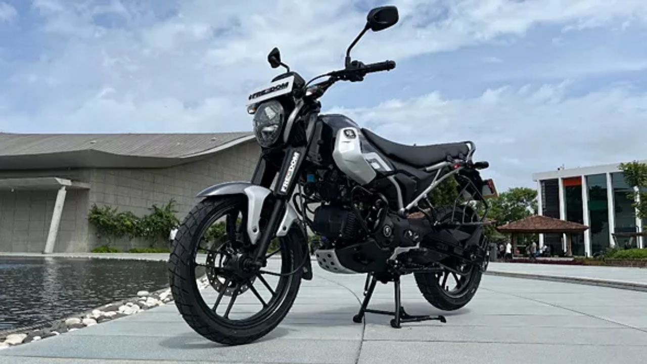 બજાજ ફ્રીડમ 125ના ડ્રમ વેરિઅન્ટમાં 5,000 રૂપિયાનો ઘટાડો કરાયો છે, તેથી તેની એક્સ-શોરૂમ કિંમત 90,000 રૂપિયા થઈ ગઈ છે. સૌથી મોટો ઘટાડો ડ્રમ LED વેરિઅન્ટમાં કરાયો છે. તેની કિંમતમાં રૂ.10,000નો ઘટાડો થયો છે. હવે ડ્રમ LED વેરિઅન્ટની નવી એક્સ-શોરૂમ કિંમત રૂ. 1.05 લાખને બદલે રૂ. 95,000 છે.