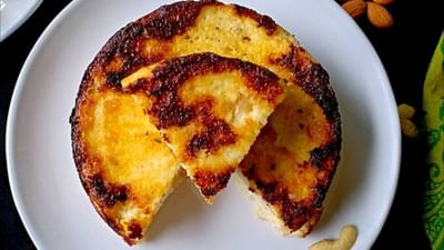 છેના પોડા બનાવવા માટે દૂધ, લીંબુનો રસ, ખાંડ, રવો, પાણી, ઘી, બદામ, કાજુ, સૂકી દ્રાક્ષ, ઈલાયચી પાવડરની જરુર પડશે. હવે સૌથી પહેલા એક પેનમાં દૂધ કાઢીને એક ઊભરો આવે ત્યાં સુધી ગરમ કરી ગેસ બંધ કરી તેમાં લીંબુનો રસ ઉમેરી હલાવો. 