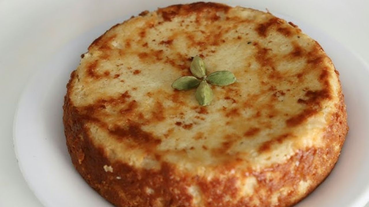 જ્યારે દૂધ ફાટી જાય ત્યારે તેને સ્વચ્છ પાણીથી 3-4 વખત સરખી રીતે ધોઈ લો. જેથી તેની અંદરથી ખટાશ નીકળી જાય.ત્યારબાદ ગળણીમાં અથવા સુતરાઉ કાપડમાં બાંધીને 10 મિનીટ રહેવા દો. 