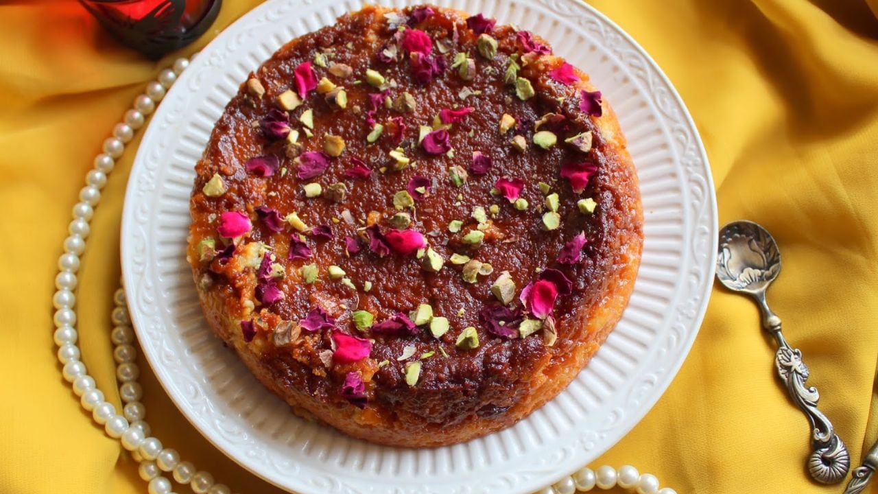 હવે એક મોટા વાસણમાં પનીરમાં રવો અને ખાંડ ઉમેરી બરાબર મિક્સ કરો. ત્યાર બાદ ડ્રાયફ્રુટ અને ઘી ઉમેરી બરાબર  મિક્સ કરી કેક જેવુ મિશ્રણ તૈયાર કરી લો. 