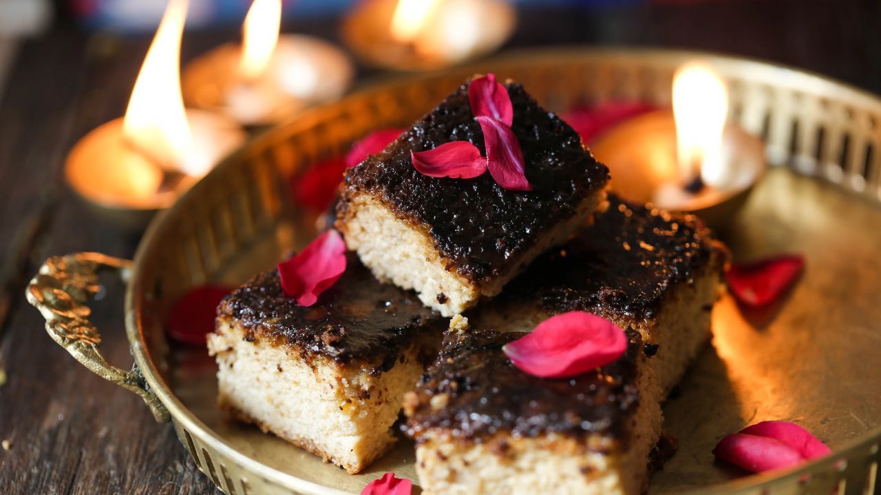 એક બેકિંગ ટીનમાં ઘી લગાવી દો. ત્યારબાદ કેળાના અથવા ખાખરાના  પાનને ધોઈને ટીનમાં પાથરી દો. આ પછી પનીરનું તૈયાર કરેલુ મિશ્રણ પાથરી તેના પર ફરીથી પાન મુકી દો. ઓવનમાં બેક કરવા માગતા હોવ તો આશરે 180 ડિગ્રી પ્રિ હિટ કરીને 20 મિનીટ સુધી બેક કરવું પડશે. 