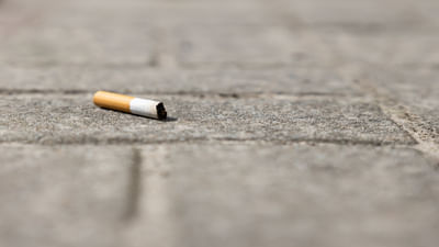 શું તમે જાણો છો કે માત્ર સિગારેટ જ નહીં પરંતુ પાછળનો ભાગ પણ પ્રદૂષણનું કારણ બને છે? વળી, આ પ્રદૂષણનો અંત આવતા કેટલા વર્ષ લાગે છે? હકીકતમાં, અભ્યાસ દર્શાવે છે કે સિગારેટનો પાછળનો ભાગ એટલે કે ફિલ્ટર પણ પર્યાવરણને નુકસાન પહોંચાડે છે.