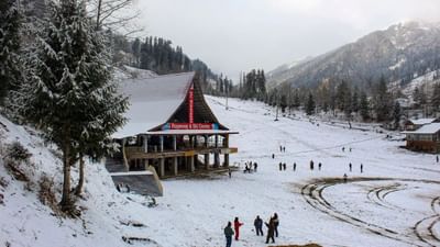 દેશની રાજધાનીમાં હવામાન તેની પેટર્ન બદલવા લાગ્યુ છે. દિલ્હીમા કડકડતી ઠંડીના કારણે લોકો થરથરી રહ્યા છે. નવી દિલ્હી સ્થિત પ્રાદેશિક હવામાન કેન્દ્રના ડેટા અનુસાર, ગુરુવારે (12 ડિસેમ્બર) દિલ્હીના પુસામાં લઘુત્તમ તાપમાન 3.2 ડિગ્રી સેલ્સિયસ નોંધાયુ હતુ. જે જમ્મુ-કાશ્મીર કરતા પણ ઓછુ હતુ. જમ્મુ-કાશ્મીરમાં દિલ્હી કરતા વધુ તાપમાન નોંધાયુ હતુ.