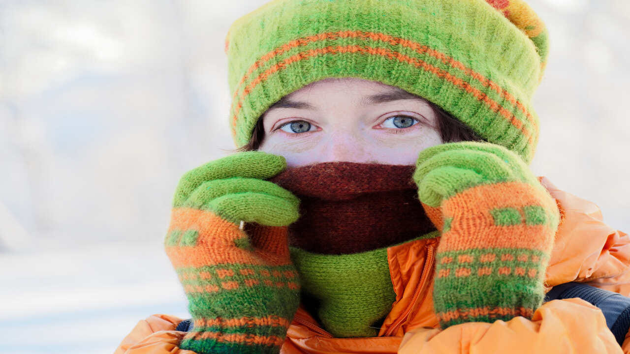 એક્સપર્ટ કહે છે કે શિયાળાની ઋતુમાં ઠંડી હવા શ્વાસ લેવાથી પણ હૃદયની નસોમાં ખેંચાણ થઈ શકે છે. આ કાર્ડિયોવેસ્ક્યુલર સિસ્ટમ પર વધુ દબાણ લાવે છે, જે હાર્ટ એટેકનું કારણ બની શકે છે. ગુરુગ્રામની પારસ હોસ્પિટલના કાર્ડિયોલોજી વિભાગના ડાયરેક્ટર અને યુનિટ હેડ ડૉ. અમિત ભૂષણ શર્મા કહે છે કે ઠંડા હવામાનથી બ્લડ પ્રેશર વધે છે. આ સિઝનમાં ક્રોનિક હાર્ટ પ્રોબ્લેમ્સ પણ વધી જાય છે. આવી સ્થિતિમાં સ્વાસ્થ્યનું ધ્યાન રાખવાની ખાસ જરૂર છે.