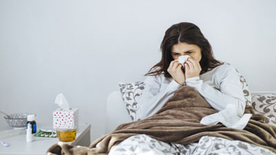 આ સમસ્યામાંથી રાહત મેળવવા માટે ઘરેલું ઉપચાર સૌથી સુરક્ષિત અને અસરકારક વિકલ્પ બની શકે છે. અહીં અમે તમને એવા ઘરગથ્થુ ઉપાયો જણાવીશું જે છાતીમાં એકઠા થયેલા કફને તો દૂર કરવામાં જ મદદ કરશે પરંતુ ખાંસી અને ગળાના દુખાવાથી પણ રાહત આપશે.