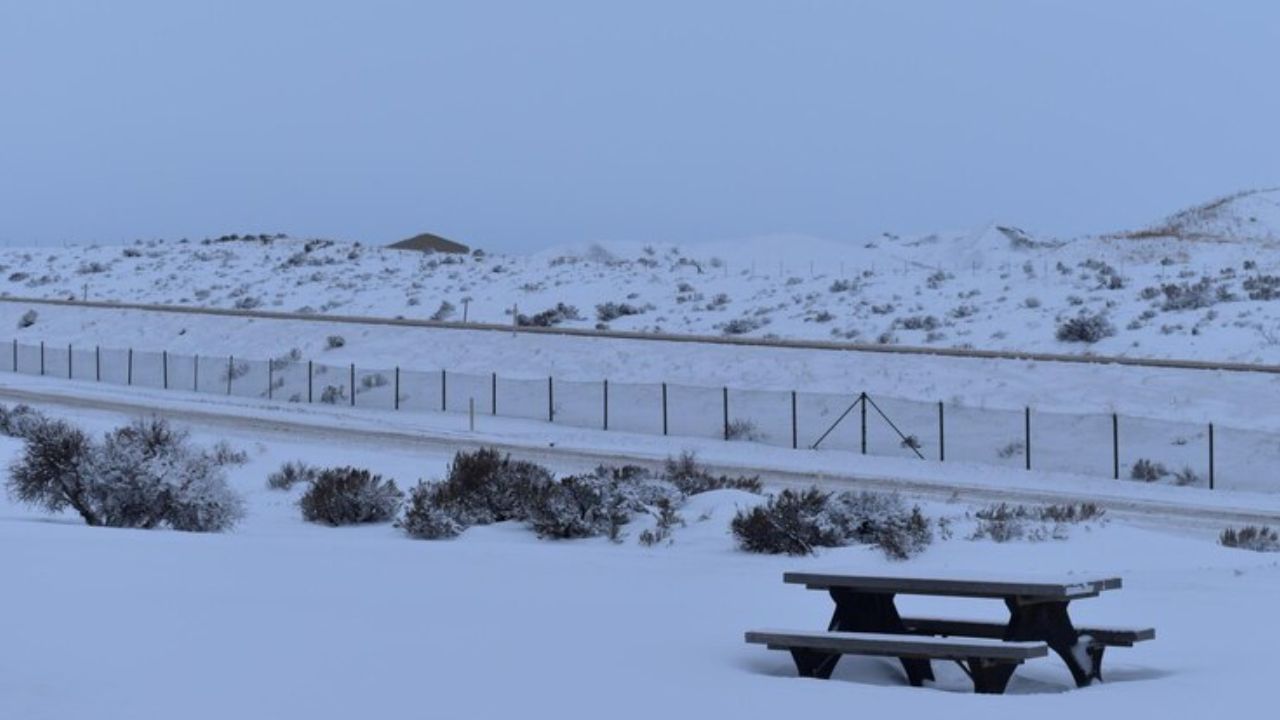 આ સ્ટેશન દરિયાની સપાટીથી લગભગ 3500 મીટરની ઉંચાઈ પર આવેલું છે. જેમ જેમ ઊંચાઈ વધે છે તેમ તાપમાન પણ ઘટે છે. એન્ટાર્કટિકા ધ્રુવીય પ્રદેશમાં સ્થિત છે, જ્યાં સૂર્યના કિરણો સીધા પડતા નથી. તેથી તાપમાન નીચું રહે છે.