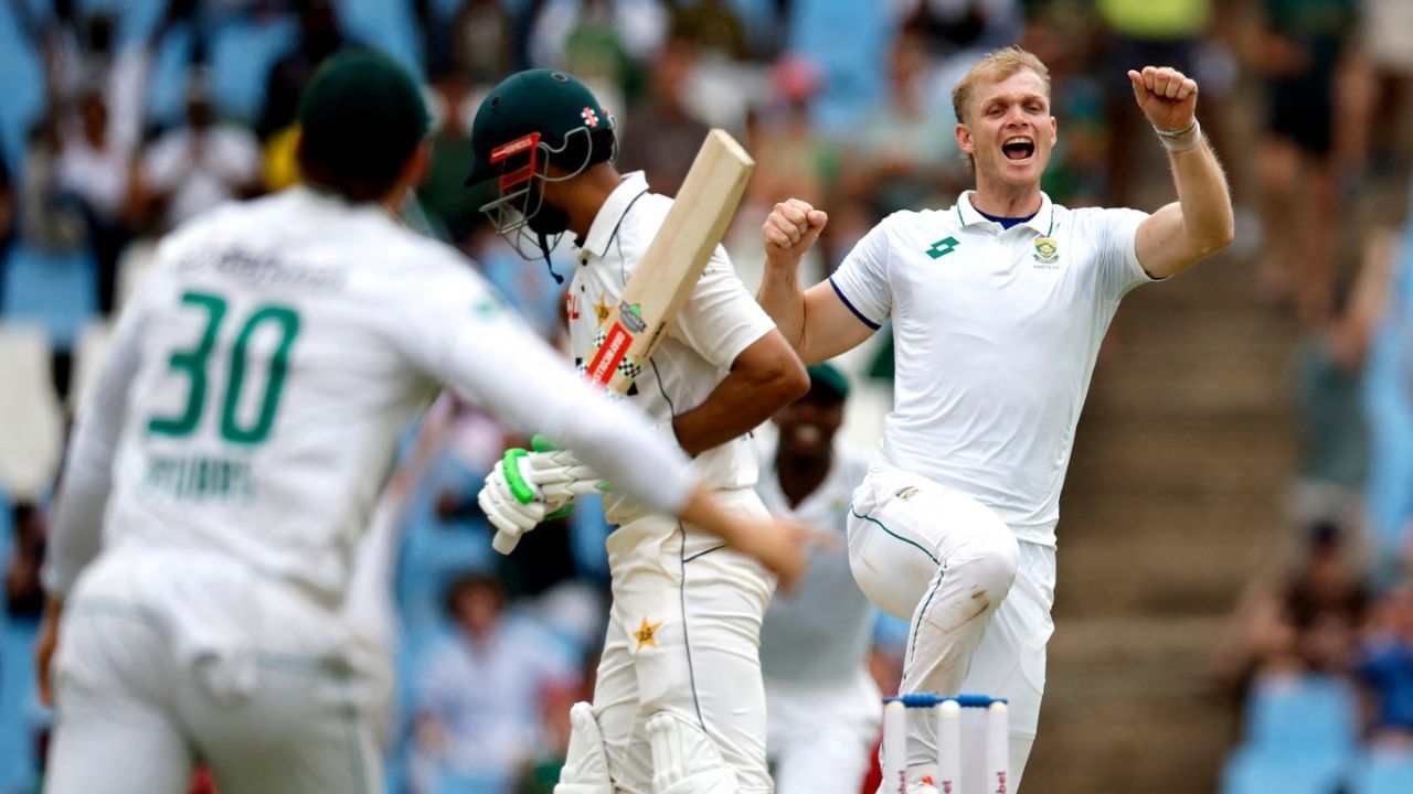 દક્ષિણ આફ્રિકા અને પાકિસ્તાન વચ્ચે 2 ટેસ્ટ મેચની શ્રેણીની પ્રથમ મેચ ગુરુવાર 26 ડિસેમ્બરથી સેન્ચુરિયનના સુપરસ્પોર્ટ પાર્કમાં શરૂ થઈ રહી છે. દક્ષિણ આફ્રિકાની ટીમે પહેલા બોલિંગ કરવાનો નિર્ણય કર્યો પરંતુ શરૂઆતની સફળતા માટે લાંબી રાહ જોવી પડી. અનુભવી ઝડપી બોલર કાગીસો રબાડા અને અનુભવી ઝડપી બોલર માર્કો જેન્સને સતત સારી બોલિંગ કરી હતી પરંતુ તેમ છતાં તેમને સફળતા મળી ન હતી. ઓપનિંગ પાકિસ્તાની કેપ્ટન શાન મસૂદ અને યુવા બેટ્સમેન સૈમ અયુબે મક્કમ શરૂઆત કરી હતી.