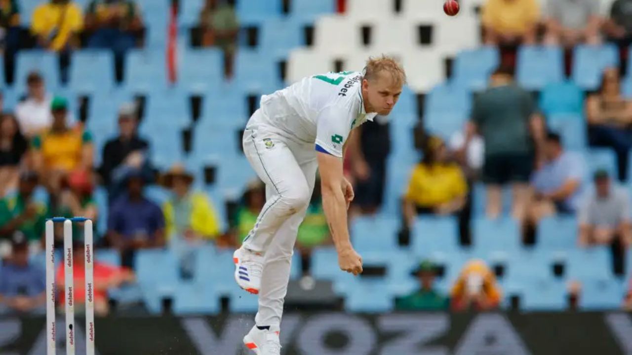 અપેક્ષાઓથી વિપરીત દક્ષિણ આફ્રિકાને પ્રથમ કલાકમાં કોઈ સફળતા મળી ન હતી. બોલિંગમાં ફેરફાર કરીને ડેન પેટરસનને મેદાનમાં ઉતારવામાં આવ્યો હતો પરંતુ તેને પણ તરત જ વિકેટ મળી ન હતી. ત્યારબાદ 15મી ઓવરમાં દક્ષિણ આફ્રિકાના કેપ્ટન ટેમ્બા બાવુમાએ તોફાની ઝડપી બોલર કોર્બિન બોશને આક્રમણમાં લાવ્યો અને આ ચાલ કામ આવી ગઈ. આ મેચમાં ટેસ્ટ ડેબ્યૂ કરી રહેલા બોશે પહેલા જ બોલ પર પાકિસ્તાની કેપ્ટન મસૂદની વિકેટ લઈને ટીમને મોટી સફળતા અને રાહત અપાવી હતી.