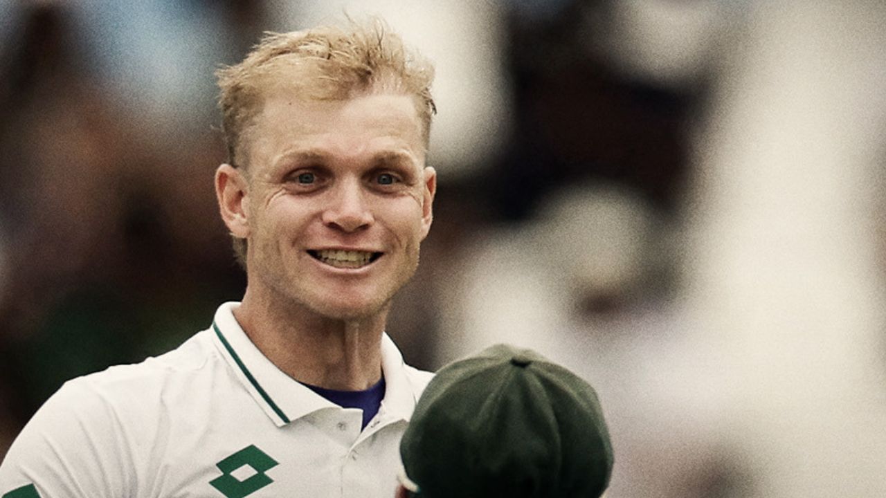 આ સાથે, કોર્બિન બોશ ડેબ્યૂ ટેસ્ટ મેચમાં તેના પહેલા જ બોલ પર વિકેટ લેનારો દક્ષિણ આફ્રિકાનો પાંચમો બોલર બન્યો. તેના પહેલા બર્ટ વોગલર (1906), ડેન પીટ (2014), હાર્ડસ વિલ્હૌન (2016) અને ત્શેપો મોરેકી (2024)એ ટેસ્ટ ડેબ્યૂમાં આ કારનામું કર્યું હતું. પરંતુ બોશે જે કર્યું તે પોતાનામાં ઐતિહાસિક છે, જે અન્ય ચાર બોલરોથી અલગ છે. બોશ દક્ષિણ આફ્રિકાના 135 વર્ષના ઈતિહાસમાં પ્રથમ બોલર છે, જેણે બોક્સિંગ ડે ટેસ્ટ મેચમાં ડેબ્યૂ કરતી વખતે પ્રથમ બોલ પર જ વિકેટ લીધી હતી. આ પછી બોશે સઈદ શકીલની વિકેટ પણ લીધી હતી. (All Photo Credit : PTI / X / ICC)