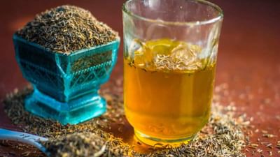 આજકાલ ઘણા લોકો વધતા વજનથી પરેશાન છે. દરેક વ્યક્તિ ફિટ અને સ્વસ્થ રહેવા માંગે છે. આ માટે લોકો અનેક પ્રકારના ઉપાયો પણ કરે છે. જેમ કે જીમમાં જવું, દોડવું, ડાયેટિંગ કરવું. કેટલાક લોકો આ માટે ઘરેલું ઉપચાર પણ કરે છે. ઘરમાં કેટલાક એવા મસાલા હોય છે જેનો ઉપયોગ વજન ઘટાડવામાં થાય છે. જેમાં જીરું અને ધાણાનો સમાવેશ થાય છે.
