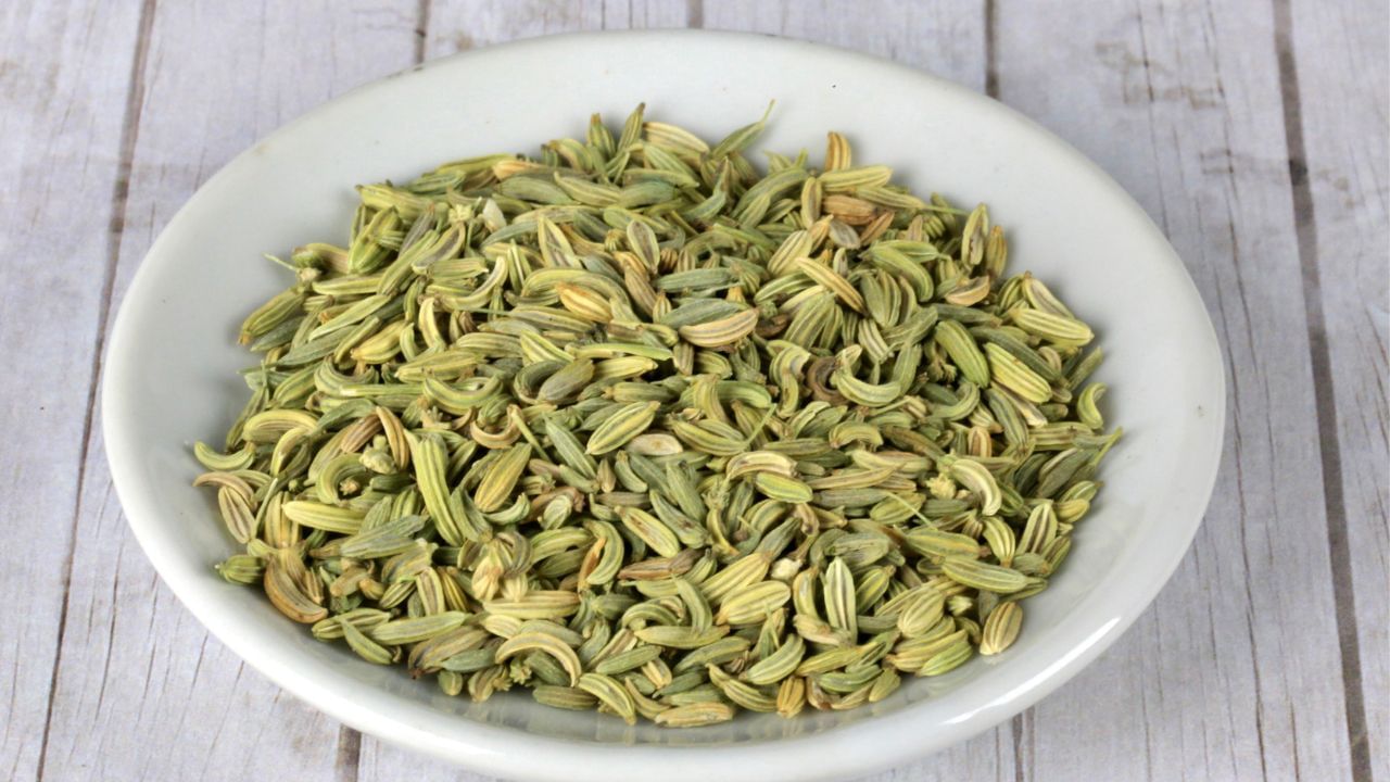 વરિયાળીમાં મેલાટોનિન હોય છે, જેનાથી સારી અને જલ્દી ઉંઘ આવી જાય છે. એટલા માટે રાત્રિના સમયે વરિયાળીનું સેવન કરવું તમારા માટે ફાયદાકારક માનવામાં આવે છે.