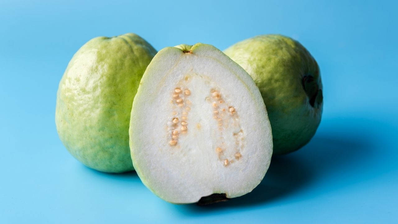  જામફળ શિયાળાની ઋતુમાં જોવા મળતું ફળ છે. બાળકોને આ ફળ જરુર આપો, કારણ કે તે મોસમી ફળ છે. જામફળને ખવડાવતા પહેલા તેની છાલ કાઢીને બીજ કાઢીને બાળકને આપો.