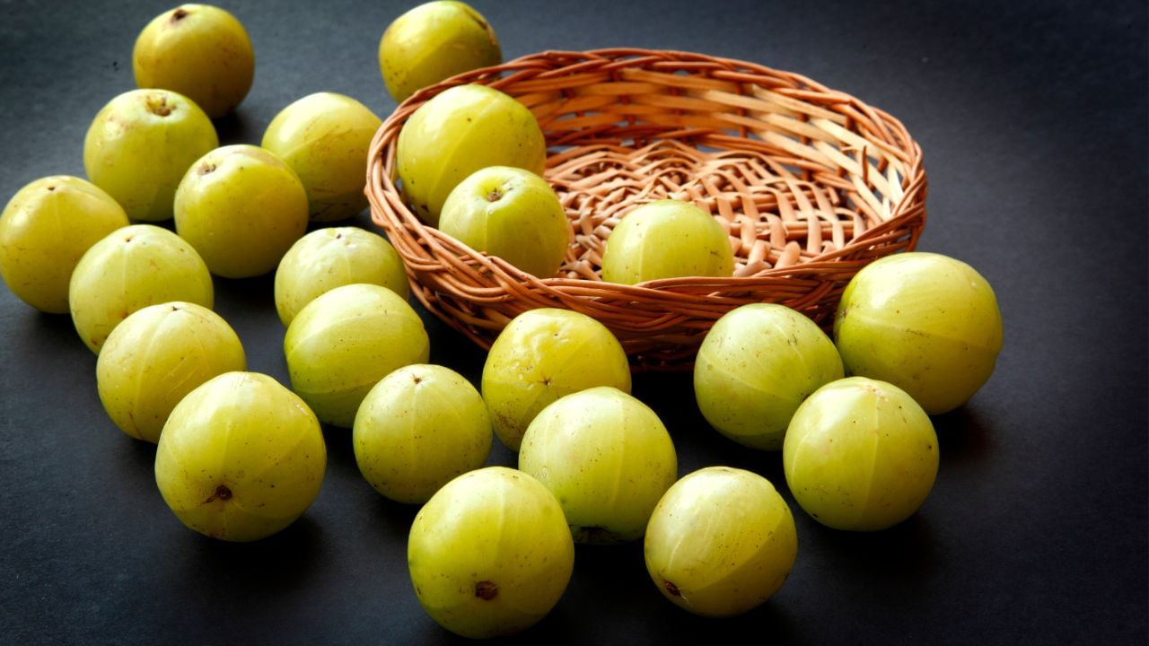 આંબળા નાના બાળકોથી લઈ તમામ લોકો માટે ફાયદાકારક છે. જે એન્ટીઓક્સીડન્ટથી ભરપુર હોય છે. વાળ અને સ્કિન તેમજ આંખો માટે આંબળા બેસ્ટ છે. આ સાથે તે ડાઈજેશન સિસ્ટમને પણ મજબુત બનાવે છે. તમે બાળકોને આંબળા કેન્ડી તેમજ જ્યુસ બનાવીને પણ તમારા બાળકોને આપી શકો છો.