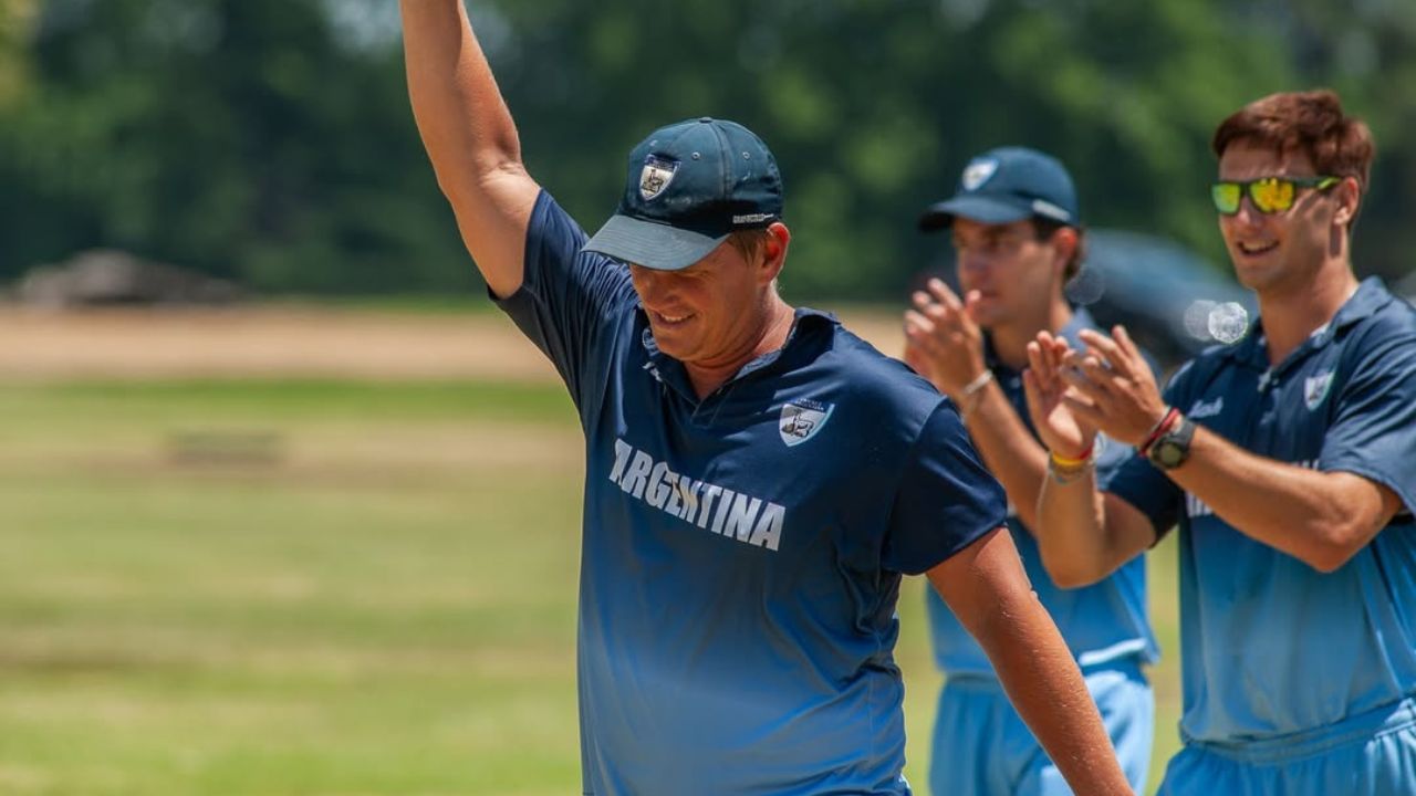 આર્જેન્ટિનાનો બોલર લસિથ મલિંગા અને રાશિદ ખાન જેવા ફેમસ ક્રિકેટરોની યાદીમાં સામેલ થઈ ગયો છે. મેચમાં આ બોલરે ડબલ હેટ્રિક સહિત પાંચ વિકેટ ઝડપી હતી.