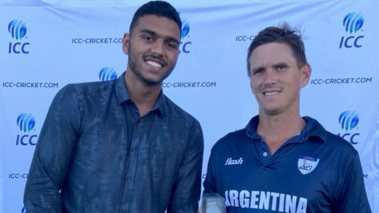 આર્જેન્ટિનાના હર્નાન ફેનેલે T-20 ઈન્ટરનેશનલમાં ડબલ હેટ્રિક લઈને એક મોટો રેકોર્ડ પોતાના નામે કર્યો. હાલમાં જ આર્જેન્ટિના અને કેમેન આઈલેન્ડ વચ્ચે T20 વર્લ્ડ કપ 2026 માટે ક્વોલિફાયર મેચ રમાઈ હતી. 