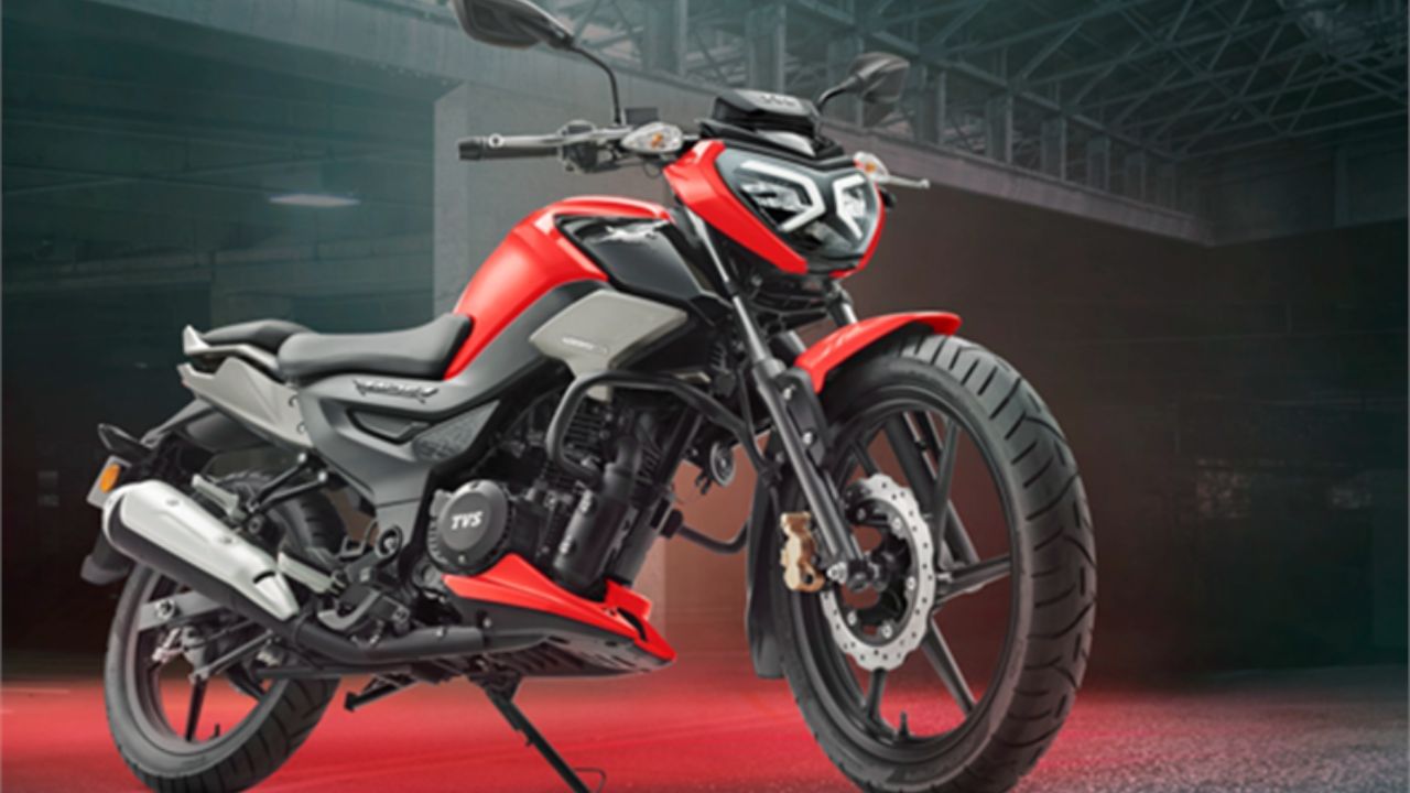 TVS Raider 125 : TVS મોટરની Raider 125 બાઇક 6 અલગ-અલગ વેરિઅન્ટમાં આવે છે. તેની એક્સ-શોરૂમ કિંમત 85,000 રૂપિયાથી શરૂ થાય છે અને 1.04 લાખ રૂપિયા સુધી જાય છે. આમાં, કંપની 125cc એન્જિન આપે છે, જે 11.2 bhpનો પાવર અને 11.75 Nmનો ટોર્ક જનરેટ કરે છે. તેની માઈલેજ 67 કિમી પ્રતિ લિટર છે.