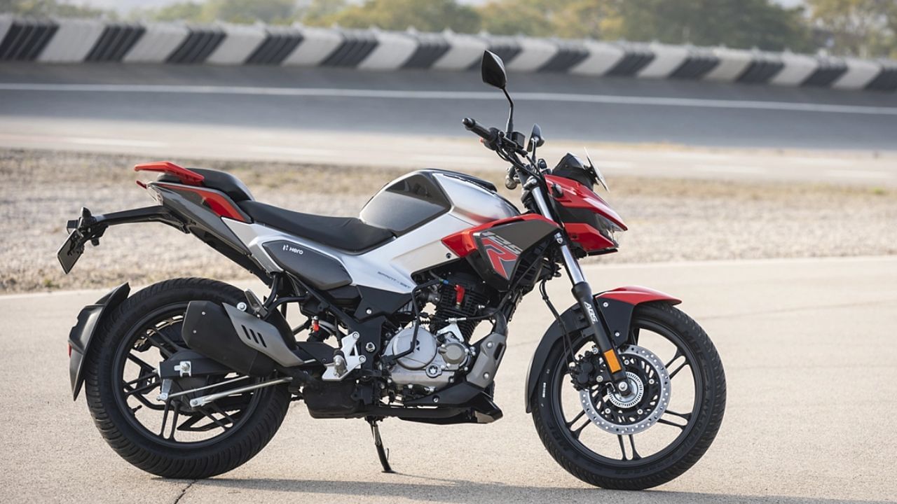 Hero Xtreme 125R : Hero MotoCorpની આ બાઇક પણ આ રેન્જમાં જબરદસ્ત છે. તેની શરૂઆતી કિંમત 95,000 રૂપિયા છે. તેનું 125cc એન્જિન 11.4 bhpનો પાવર અને 10.5Nmનો ટોર્ક જનરેટ કરે છે. તેની માઇલેજ 66 kmpl છે.