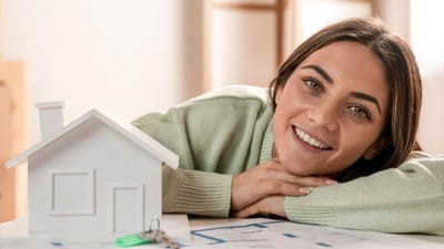 દરેક માણસનું સપનું હોય છે કે પોતાનું ઘર હોય. જેના માટે મોટાભાગના લોકો અગાઉથી પૈસા બચાવવાનું શરૂ કરે છે. તેમ છતાં આજની મોંઘવારી પ્રમાણે ઘર ખરીદવા માટે લોનની જરૂર પડે છે. જો કે હોમ લોન લેવી એ સરળ કામ નથી. હોમ લોન મેળવવા માટે વિવિધ શરતો પૂરી કરવી પડે છે.