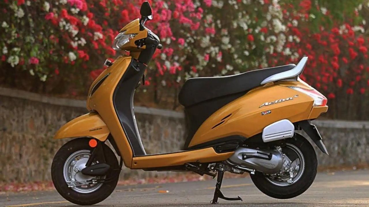 Honda Activa 51.23 kmplની માઈલેજ આપવાનો દાવો કરે છે. અમદાવાદમાં આ હોન્ડા સ્કૂટરની એક્સ-શોરૂમ કિંમત 79,143 રૂપિયાથી શરૂ થાય છે અને 84,142 રૂપિયા સુધી જાય છે. 