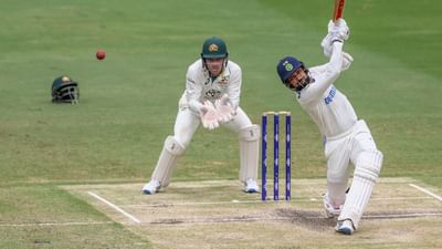 બ્રિસ્બેનના ગાબા સ્ટેડિયમમાં ભારત અને ઓસ્ટ્રેલિયા વચ્ચે 5 મેચની બોર્ડર-ગાવસ્કર ટ્રોફીની ત્રીજી મેચ રમાઈ રહી છે.ઓસ્ટ્રેલિયાની ટીમ આ મેચમાં પોતાની પહેલી ઈનિગ્સમાં 445 રન બનાવ્યા હતા. જેના જવાબમાં ટીમ ઈન્ડિયાની પહેલી ઈનિગ્સ 260 રનમાં સમેટાય ગઈ હતી.ઓસ્ટ્રેલિયાની 185 રનની લીડ મળી હતી.