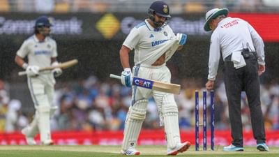 ગાબા ટેસ્ટમાં ત્રણ દિવસની રમત ચાલી છે. ઓસ્ટ્રેલિયાની ટીમે પ્રથમ દાવમાં 445 રન બનાવ્યા હતા. તો બીજી તરફ ભારતે 51 ના સ્કોર પર 4 વિકેટ ગુમાવી દીધી છે.