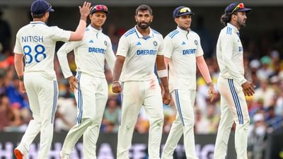 ગાબા ટેસ્ટમાં ઓસ્ટ્રેલિયાએ પ્રથમ દાવ દરમિયાન 445 રન બનાવ્યા હતા. કાંગારૂ ટીમે આ વિશાળ સ્કોર માત્ર 117.1 ઓવરમાં જ બનાવી લીધો હતો. ટીમના બેટ્સમેનોએ લગભગ 4ની એવરેજથી બેટિંગ કરી હતી. ઓસ્ટ્રેલિયન બેટ્સમેનોએ ભારતીય બોલરોને ખરાબ રીતે ફટકાર્યા હતા. ટ્રેવિસ હેડે માત્ર 160 બોલમાં 152 રન બનાવ્યા હતા.