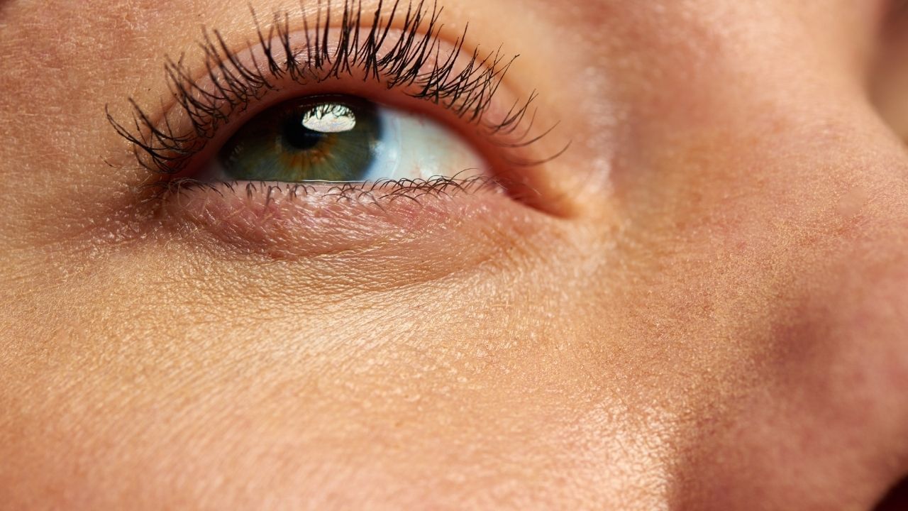 નારિયેળ અને ગોળમાં વિપુલ માત્રામાં મિનરલ્સ હોય છે જે આપણી ત્વચા માટે સૌથી મહત્વપૂર્ણ છે. જો તમે નારિયેળ અને ગોળ એકસાથે ખાશો તો તેનાથી તમારી કરચલીઓ ઓછી થશે અને ખીલથી પણ રાહત મળશે.