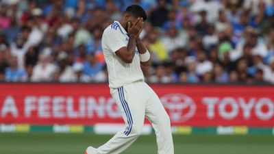  બોર્ડર-ગાવસ્કર ટ્રોફીની ત્રીજી મેચની વાત કરીએ તો બ્રિસ્બેનના ગાબા સ્ટેડિયમમાં આ મેચ રમાઈ રહી છે. બીજા દિવસની રમત પૂર્ણ થઈ ચૂકી છે. ઓસ્ટ્રેલિયાએ 101 ઓવરમાં 7 વિકેટના નુકસાન પર 405 રન બનાવ્યા છે. ટ્રેવિસ હેડે 152 રન અને સ્ટીવ સ્મિથે 101 રનની ઈનિગ્સ રમી છે.બુમરાહે સૌથી વધારે 5 વિકેટ લીધી છે. 