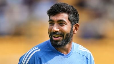 ટીમ ઈન્ડિયાના ફાસ્ટ બોલર જસપ્રીત બુમરાહે ઓસ્ટ્રેલિયા વિરુદ્ધ ચાલુ બોર્ડર ગાવસ્કર ટ્રોફીમાં પોતાની બોલિંગથી આગળ ચાલી રહ્યો છે. આ વચ્ચે જસપ્રીત બુમરાહે એક મોટો રેકોર્ડ પોતાને નામ કરી લીધો છે.જસપ્રીત બુમરાહે ટીમના પૂર્વ કેપ્ટન કપિલ દેવનો એક મહારેકોર્ડ તોડી નાંખ્યો છે.