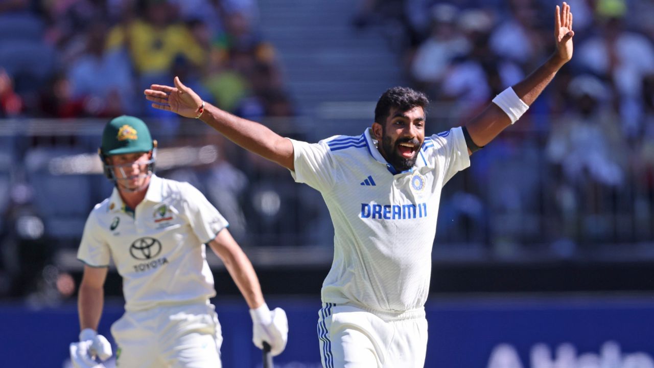 હંમેશની જેમ ટીમ ઈન્ડિયા માટે સૌથી સફળ બોલર જસપ્રીત બુમરાહ રહ્યો, જેણે કુલ 3 વિકેટ પોતાના નામે કરી. આકાશદીપ, જાડેજા અને સુંદરને 1-1 વિકેટ મળી છે. (All Photo Credit : PTI)