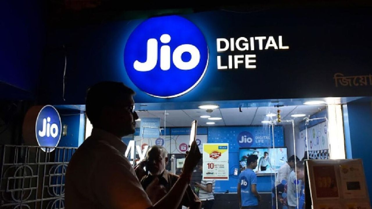 ધ્યાનમાં રાખો કે તમને Jio સિનેમાનું પ્રીમિયમ સબસ્ક્રિપ્શન નહીં મળે. જો તમે પ્રીમિયમ સબ્સ્ક્રિપ્શન ઇચ્છો છો, તો તમારે તેના માટે અલગથી રિચાર્જ કરવું પડશે.