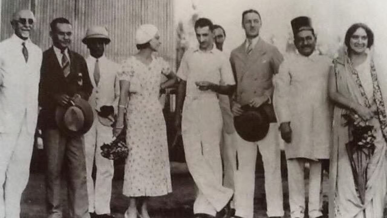 પ્રથમ ફ્લાઇટ 92 વર્ષ પહેલા 1932માં લેન્ડ થઈ હતી. જે કરાચીથી મુંબઈ આવી હતી. આ ફ્લાઈટમાં ભારતના સૌથી મોટા બિઝનેસમેન જેઆરડી ટાટા હતા. તમને જણાવી દઈએ કે, આ એરપોર્ટ 1920ના દાયકાની શરૂઆતમાં બનાવવામાં આવ્યું હતું. (Image - mumbaiheritage)