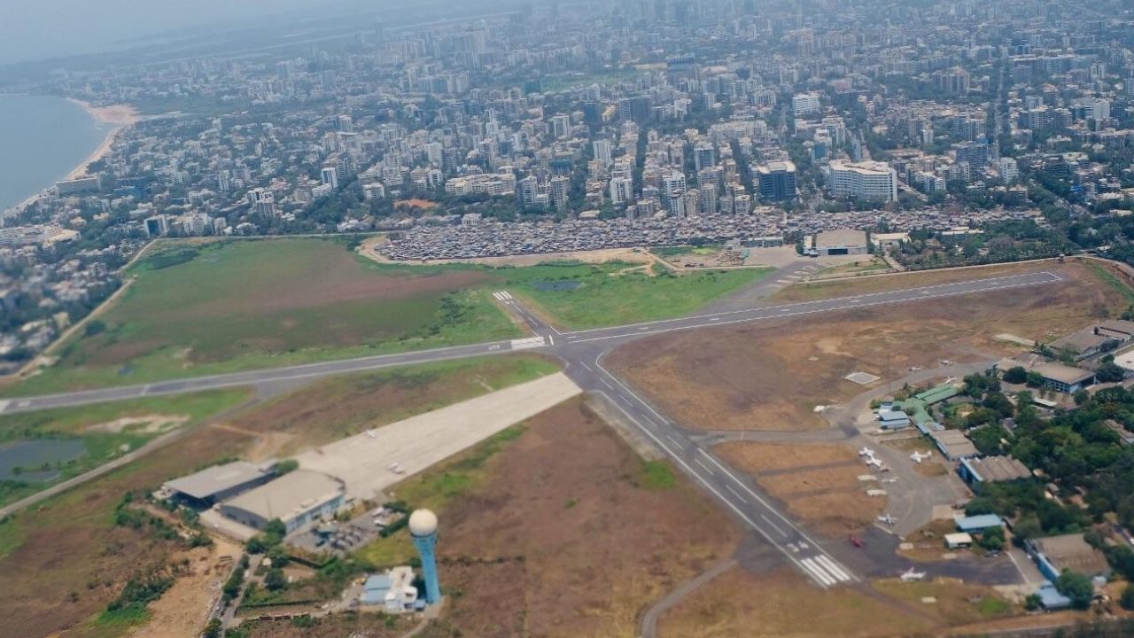 ભારતના પ્રથમ એરપોર્ટનું નામ જુહુ એરોડ્રોમ છે. જેની સ્થાપના વર્ષ 1928માં કરવામાં આવી હતી. તમને જણાવી દઈએ કે, તે મુંબઈમાં આવેલું છે અને તેને વર્ષ 1928માં વિલે પાર્લે એવિએશન ક્લબના નામથી ખોલવામાં આવ્યું હતું. જો કે, હવે અહીં સામાન્ય નાગરિકો માટે ફ્લાઈટ ઓપરેટ કરવામાં આવતી નથી.