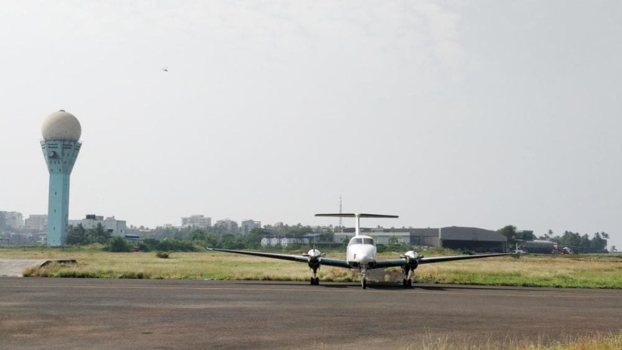 પરિવહનનું સૌથી ઝડપી માધ્યમ ફ્લાઇટ દ્વારા મુસાફરી કરવાનું છે. ફ્લાઇટના કારણે જ વિશ્વના એક દેશથી બીજા દેશમાં જવાનું સરળ બન્યું છે. આપણે બધા જાણીએ છીએ કે એરપોર્ટ વિના ફ્લાઈટ્સનું ટેકઓફ કરવું શક્ય નથી.