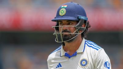 બોર્ડર-ગાવસ્કર ટ્રોફીમાં 26 ડિસેમ્બરથી શરૂ થનારી આ બોક્સિંગ ડે ટેસ્ટ માટે ટીમ ઈન્ડિયાએ તૈયારીઓ શરૂ કરી દીધી છે. શનિવારના રોજ પ્રથમ નેટ સેશનમાં ખેલાડીઓએ ઘણો પરસેવો પાડ્યો હતો. પરંતુ આ પ્રેક્ટિસ સેશનમાંથી એક ખરાબ સમાચાર પણ સામે આવ્યા છે. વાસ્તવમાં, આ સિરીઝમાં ભારત તરફથી સૌથી સફળ બેટ્સમેન કેએલ રાહુલ ઈજાગ્રસ્ત થયો હતો. 