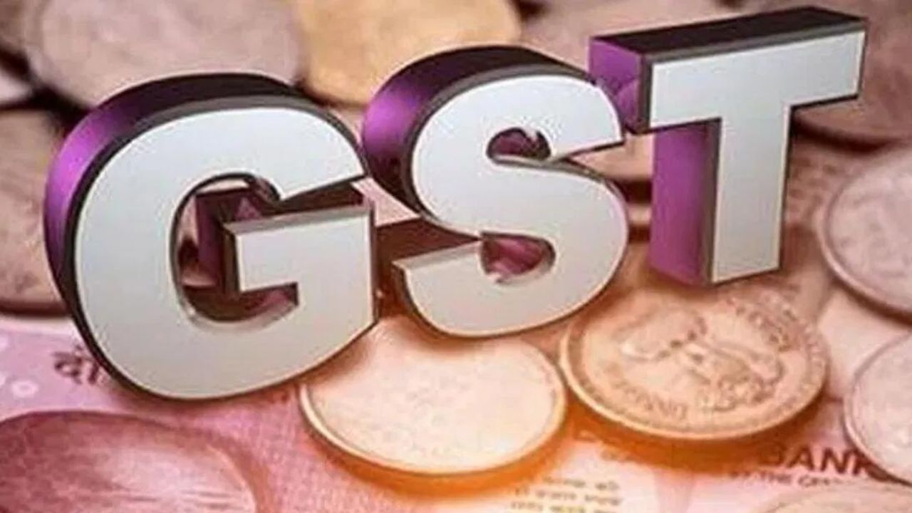 GST ગ્રુપ ઓફ મિનિસ્ટર્સે 148 વસ્તુઓ પર ટેક્સ માળખામાં મોટા ફેરફારો માટે પ્રસ્તાવ તૈયાર કર્યો છે. જેમાં સૌથી મોટો ફેરફાર ટેક્સટાઈલ સેક્ટરમાં થઈ શકે છે.  તો કઈ વસ્તુઓ મોંઘી થઈ શકે છે અને કઈ વસ્તુ સસ્તી થશે તેના વિશે જાણીએ.