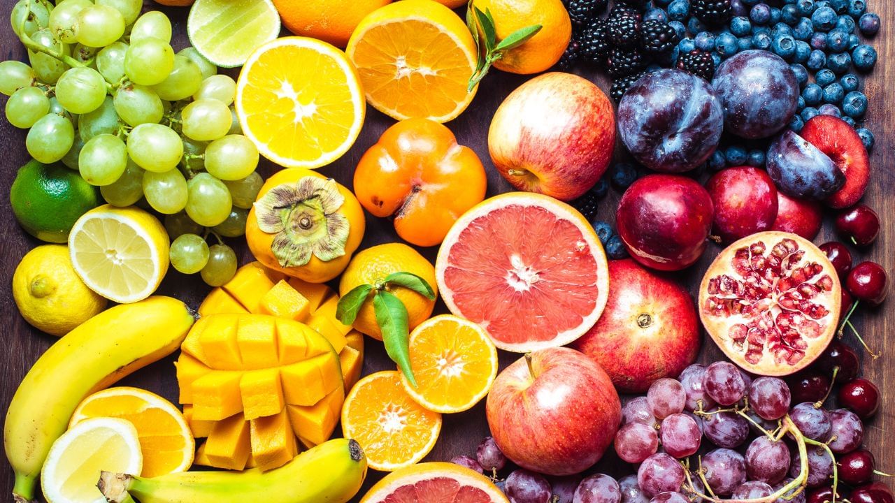 શિયાળામાં આવતી લીલી અને કાળી દ્વાક્ષ પણ બાળકોને જરુર આપો. કદમાં નાનું દેખાતું આ ફ્રુટસ ખુબ જ લાભદાયક છે.