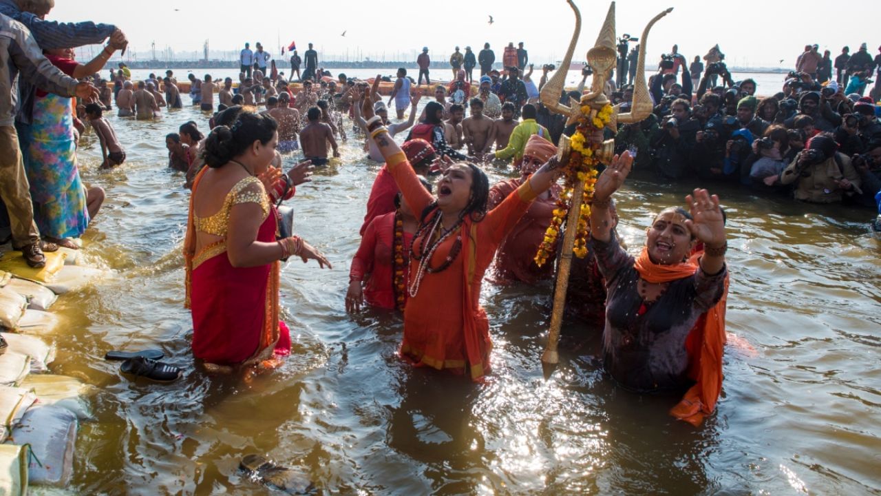 શાહી સ્નાનનું મહત્ત્વ : પ્રયાગરાજનો સંગમ હિંદુ ધર્મ માટે ખૂબ જ પવિત્ર માનવામાં આવે છે. પ્રયાગરાજમાં તે ગંગા, યમુના અને સરસ્વતી નદીઓમાં થાય છે. પ્રયાગરાજના સંગમમાં ગંગા, સરસ્વતી અને યમુનાનું મિલન જોઈ શકાય છે. એક ધાર્મિક માન્યતા છે કે મહા કુંભ, કુંભ અને અર્ધ કુંભ દરમિયાન ત્રિવેણી સંગમમાં સ્નાન કરવાથી વ્યક્તિ મોક્ષ પ્રાપ્ત કરે છે અને પાપોમાંથી મુક્તિ મેળવે છે. 
