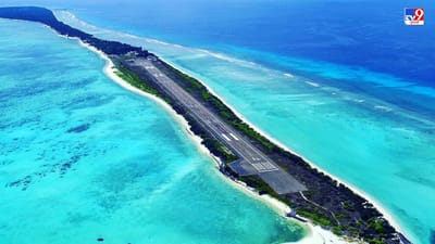 લક્ષદ્વીપ એક સુંદર આઈલેન્ડ છે. જ્યાં જવાનું સપનું દરેક કપલનું હોય છે. જો તમે પણ ટાપુ વાળા સ્થળ પર ફરવાનો પ્લાન બનાવી રહ્યા છો તો એક વાર જરુર જાઓ. લક્ષદ્વીપ ભારતનું સૌથી નાનું કેન્દ્ર શાસિત પ્રદેશ હોવાની સાથે સાથે આકર્ષિત પર્યટન સ્થળ પણ છે. લક્ષદ્વીપમાં તમે નવા વર્ષની ઉજવણી કરી શકો છો.  