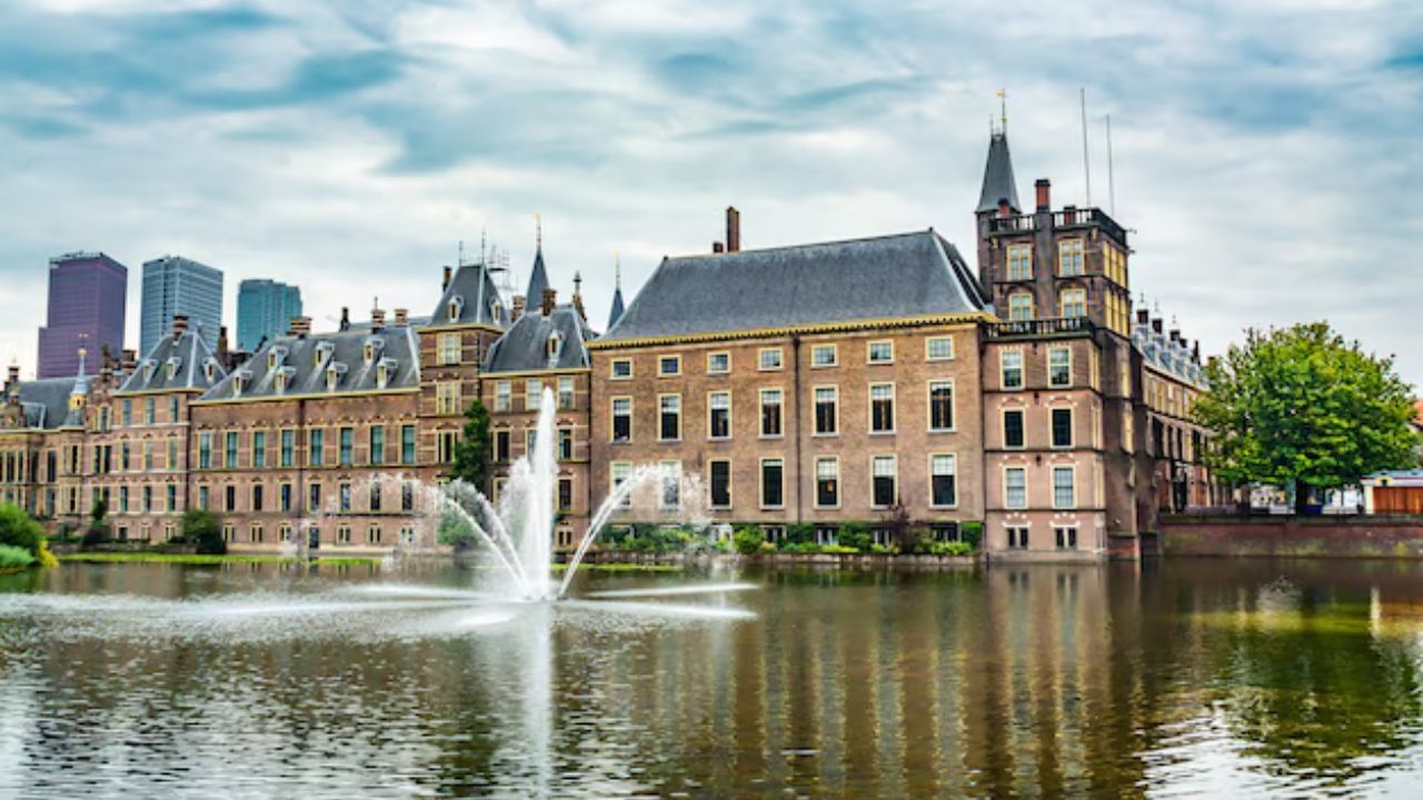 લક્ઝમબર્ગ (યુરોપ) - આ દેશની વસ્તી 6,39,000 છે અને તેની માથાદીઠ જીડીપી 1,31,380 ડોલર છે. આ યુરોપનો એક નાનો દેશ છે અને તે કોવિડ 19 મહામારી દરમિયાન ઉભરી આવ્યો હતો. 